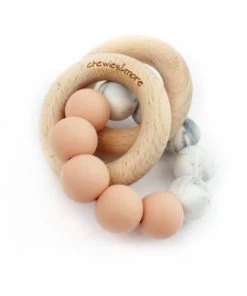 Chewies & More Rammelaar Hout Met Kralen Basic Wit Met Oker 9. Wit + 30. Oker 13 Chewies & More Rammelaar Hout Met Kralen Basic Wit Met Oker 9. Wit + 30. Oker -grijp-bijtspeelgoed Verkoop 550x388 1