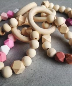 Little May Baby&Kind Baby Bijtring | Pinky | Met Siliconen En Houten Kralen | Speelgoed | Kraamcadeau 5 Little May Baby&Kind Baby Bijtring | Pinky | Met Siliconen En Houten Kralen | Speelgoed | Kraamcadeau -grijp-bijtspeelgoed Verkoop 550x412 29