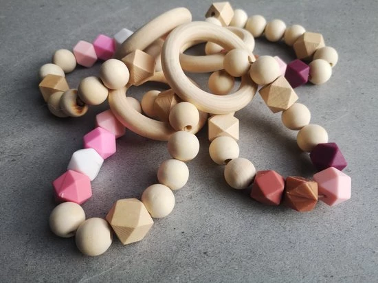 Little May Baby&Kind Baby Bijtring | Pinky | Met Siliconen En Houten Kralen | Speelgoed | Kraamcadeau 3 Little May Baby&Kind Baby Bijtring | Pinky | Met Siliconen En Houten Kralen | Speelgoed | Kraamcadeau - Afbeelding 3