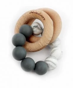 Chewies & More Rammelaar Hout Met Kralen Basic Wit Met Oker 9. Wit + 30. Oker 12 Chewies & More Rammelaar Hout Met Kralen Basic Wit Met Oker 9. Wit + 30. Oker -grijp-bijtspeelgoed Verkoop 550x532 1