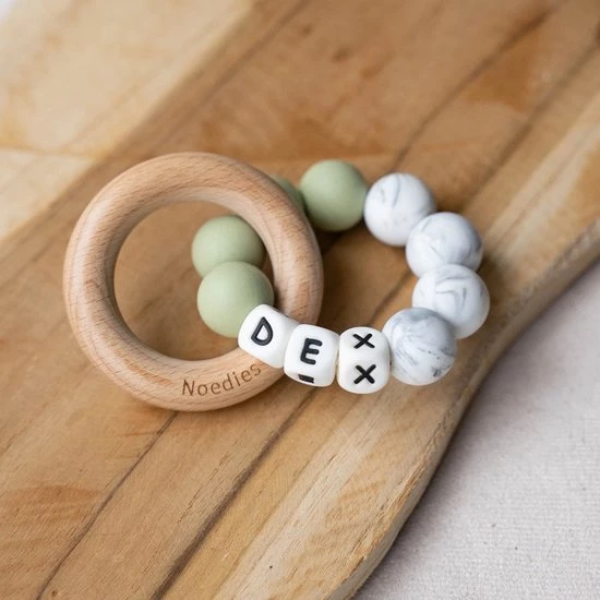NOEDIES - Bijtring Met Naam - Forrest Green - CE Gekeurd - BPA Vrij - 100% Veilig - Gepersonaliseerd Kraamkado - Bijtring Baby - Bijtspeelgoed 1 NOEDIES - Bijtring Met Naam - Forrest Green - CE Gekeurd - BPA Vrij - 100% Veilig - Gepersonaliseerd Kraamkado - Bijtring Baby - Bijtspeelgoed