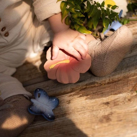 Oli & Carol Oli&Carol Bijtspeeltje Iris Hibiscus 7 Oli & Carol Oli&Carol Bijtspeeltje Iris Hibiscus - Afbeelding 7