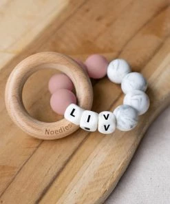 NOEDIES - Bijtring Met Naam - Oud Roze - CE Gekeurd - BPA Vrij - 100% Veilig - Gepersonaliseerd Kraamkado - Bijtring Baby - Bijtspeelgoed