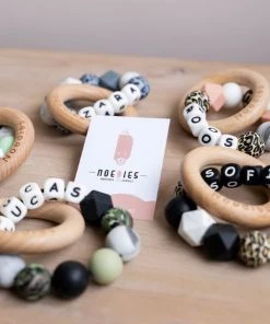 NOEDIES - Bijtring Met Naam - Gepersonaliseerd - ZELF SAMENSTELLEN - CE Gekeurd - BPA Vrij - 100% Veilig - Gepersonaliseerd Kraamkado - Bijtring Baby