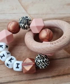 NOEDIES - Bijtring Met Naam - Gepersonaliseerd - ZELF SAMENSTELLEN - CE Gekeurd - BPA Vrij - 100% Veilig - Gepersonaliseerd Kraamkado - Bijtring Baby -grijp-bijtspeelgoed Verkoop 550x550 402