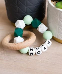 NOEDIES - Bijtring Met Naam - Gepersonaliseerd - ZELF SAMENSTELLEN - CE Gekeurd - BPA Vrij - 100% Veilig - Gepersonaliseerd Kraamkado - Bijtring Baby -grijp-bijtspeelgoed Verkoop 550x550 404