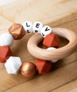 NOEDIES - Bijtring Met Naam - Gepersonaliseerd - ZELF SAMENSTELLEN - CE Gekeurd - BPA Vrij - 100% Veilig - Gepersonaliseerd Kraamkado - Bijtring Baby -grijp-bijtspeelgoed Verkoop 550x550 405